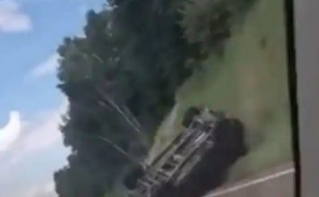 नॉर्वे में इस्लाम विरोधी कट्टरपंथी संगठन के नेता ने जलाई बीच सड़क पर ‘क़ुरआन’, कुछ मिनट बाद पलटी कार